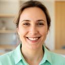 Miralena Innovación, clienta de Mataró, sonriendo tras lograr su primera vivienda